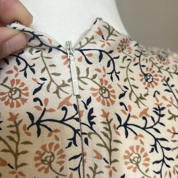 Tory Burch Inga Pleated Floral in excellent condition. Size 2 - Picture 5 of 7